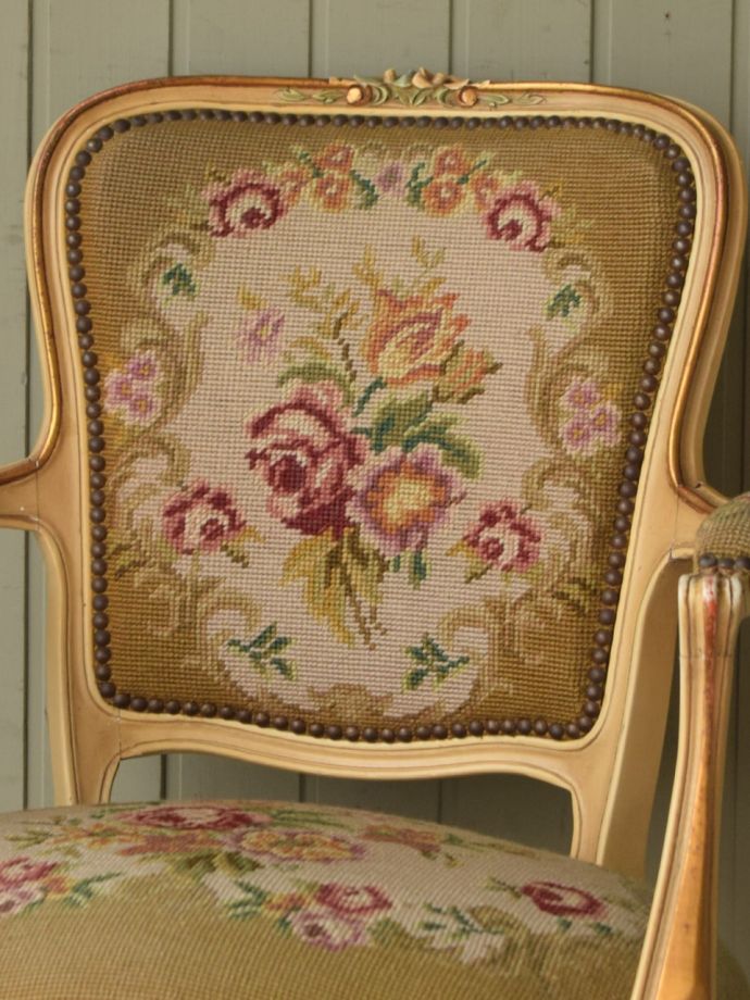 フランスの椅子らしい優雅な装飾