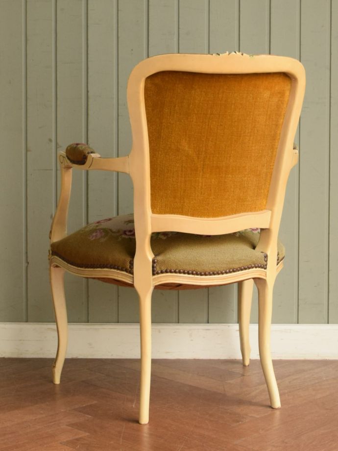 アンティークのパーソナルチェアの後ろ姿