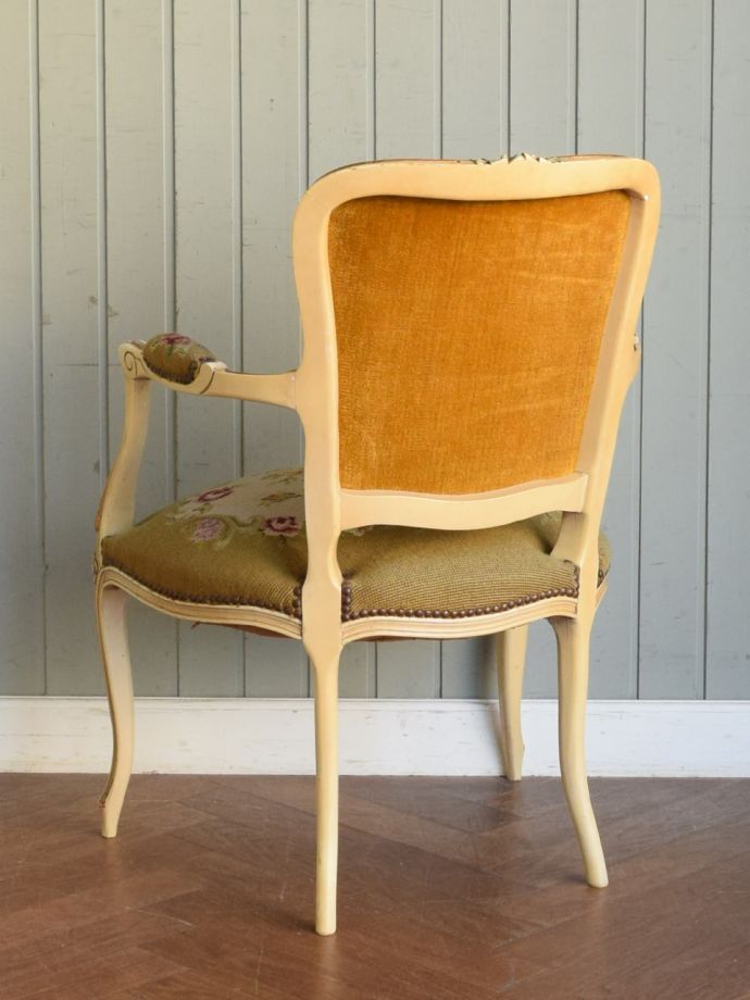 アンティークのパーソナルチェアの後ろ姿