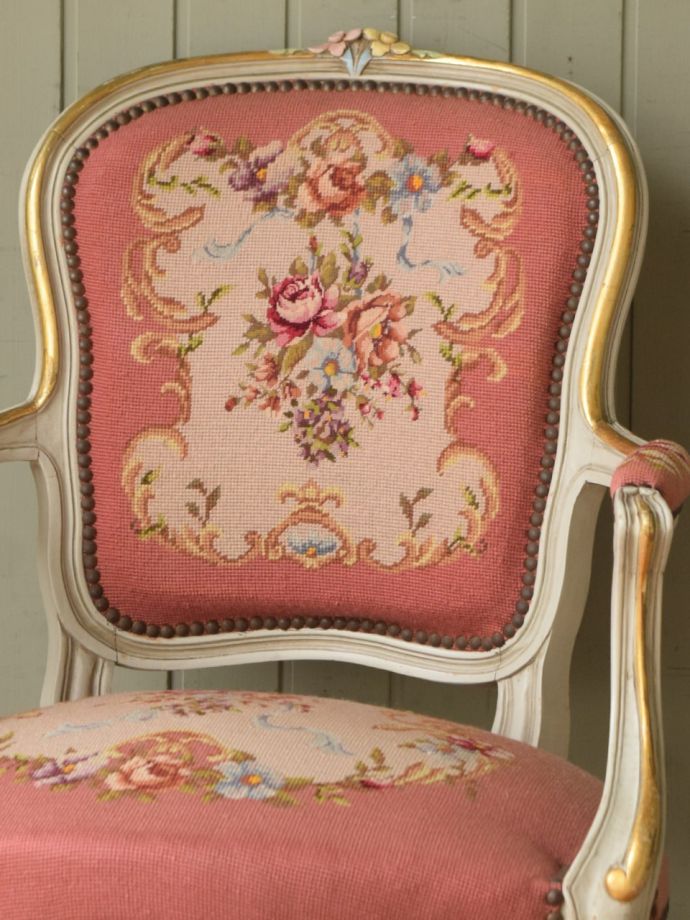 フランスの椅子らしい優雅な装飾