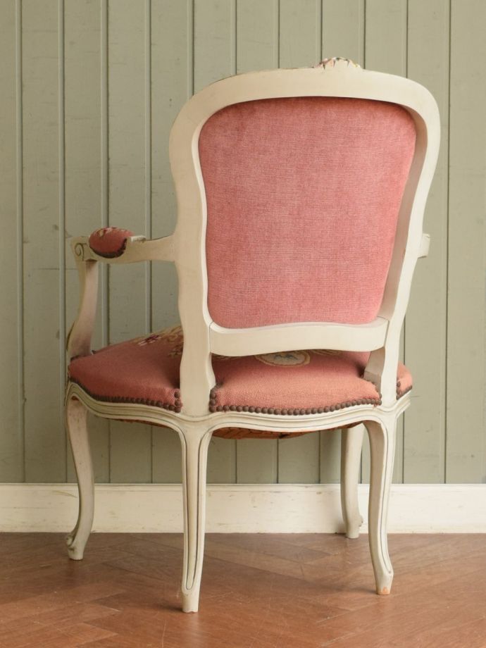 アンティークのパーソナルチェアの後ろ姿