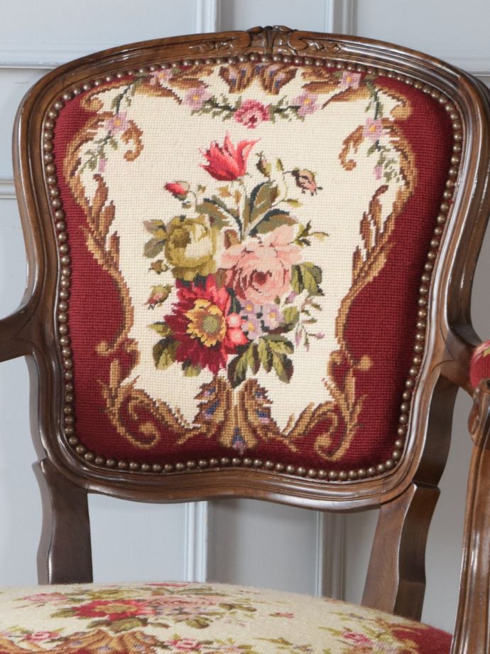 フランスの椅子らしい優雅な装飾