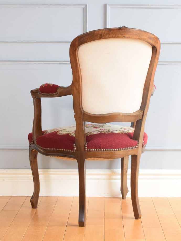 アンティークのパーソナルチェアの後ろ姿