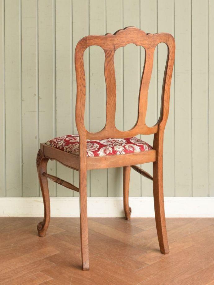 フランスのアンティークチェア、華やかな背もたれの彫りが美しい