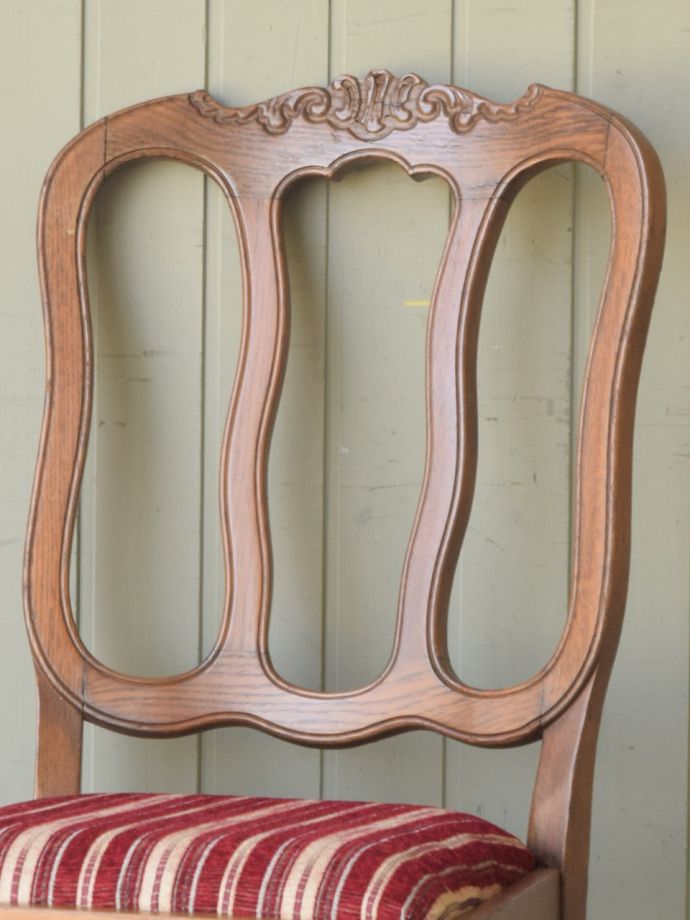 フランスの椅子らしい優雅な装飾
