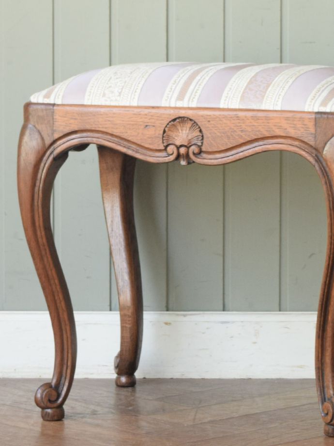 フランスの椅子らしい優雅な装飾