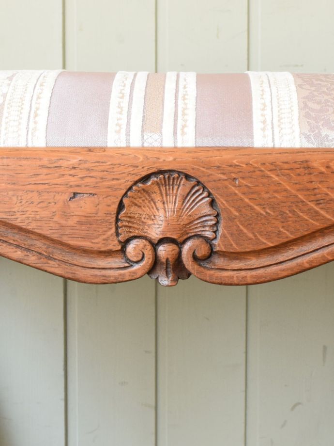 アンティーク家具らしい彫