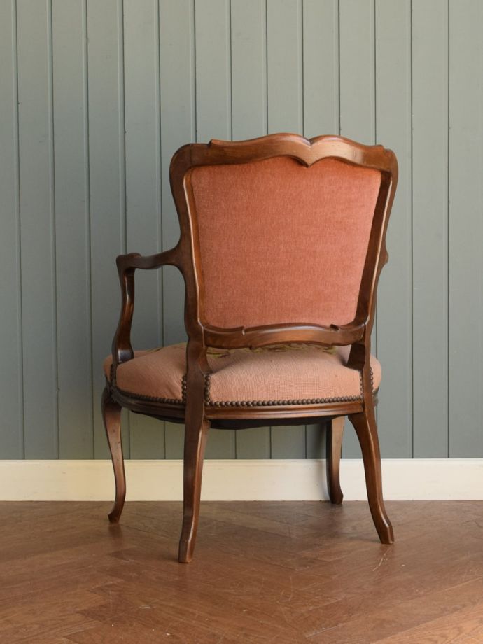 アンティークのパーソナルチェアの後ろ姿