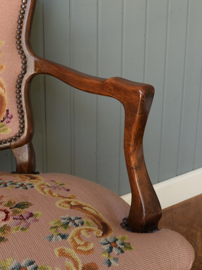 アンティークの椅子のアーム