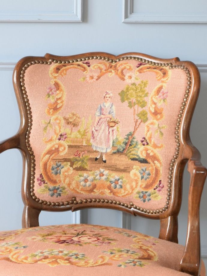 フランスの椅子らしい優雅な装飾