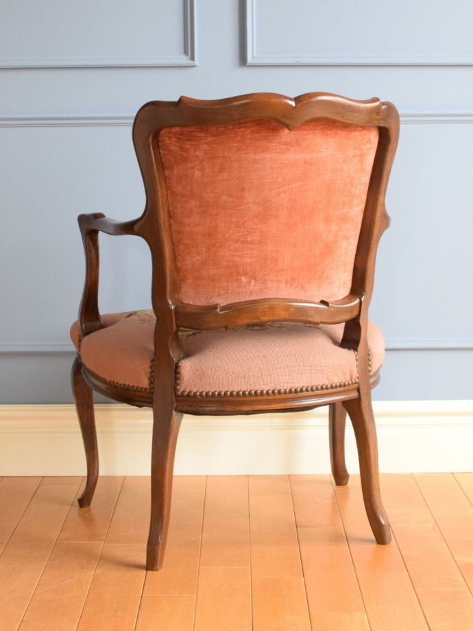 アンティークのパーソナルチェアの後ろ姿