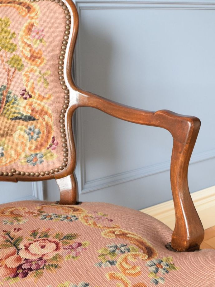 アンティークの椅子のアーム