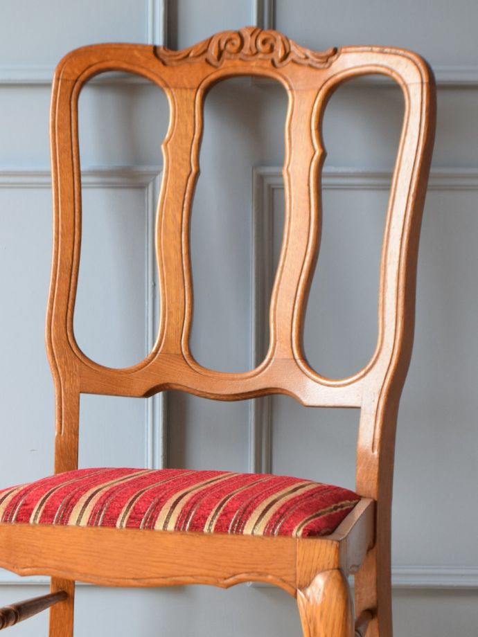 フランスの椅子らしい優雅な装飾