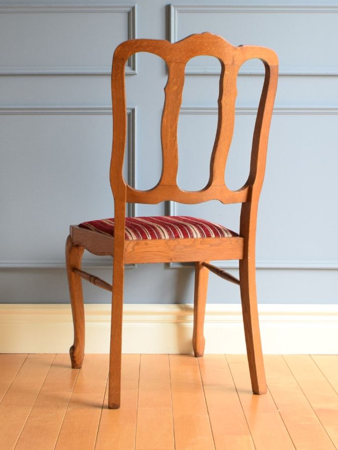 アンティークダイニングチェアの後ろ姿