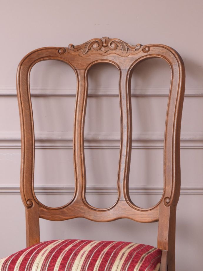 フランスの椅子らしい優雅な装飾