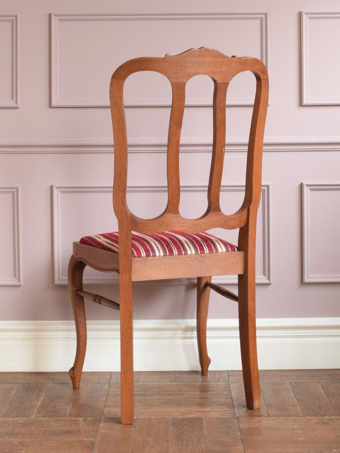 アンティークダイニングチェアの後ろ姿