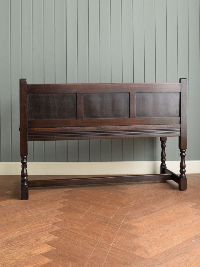 アンティークチェアの後ろ姿