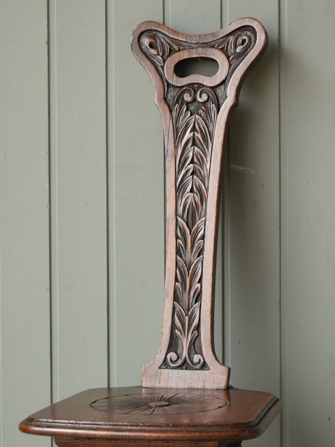 背もたれが美しいアンティークの椅子