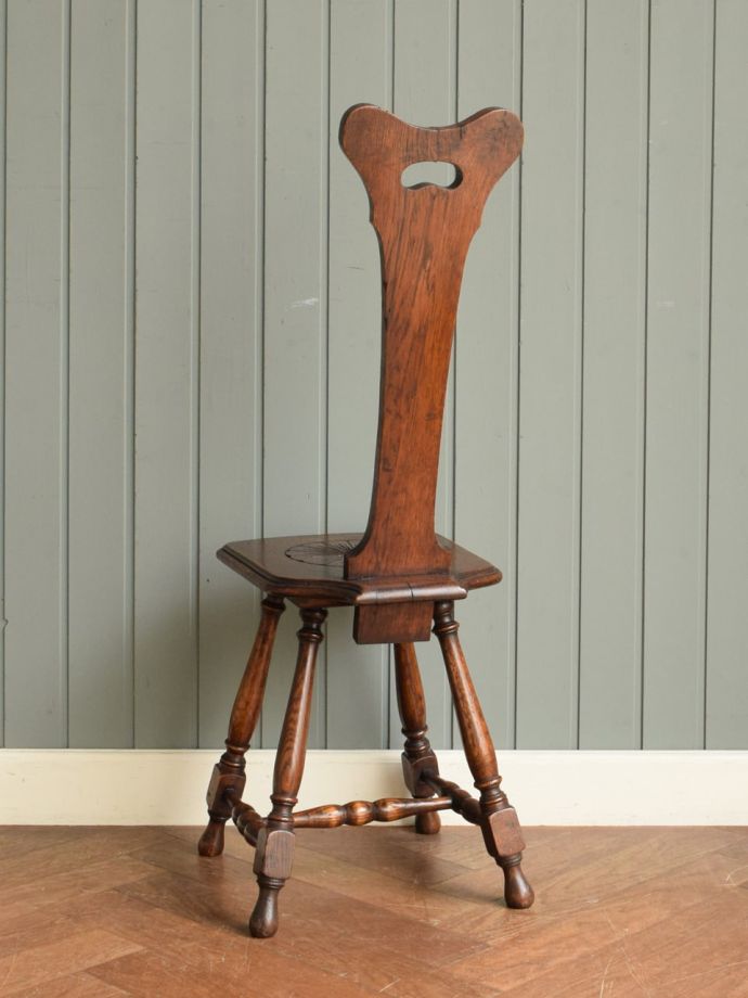 アンティークチェアの後ろ姿