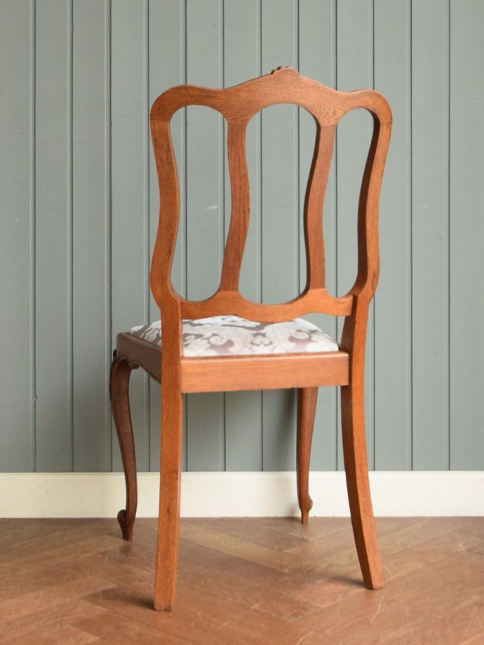 アンティークダイニングチェアの後ろ姿