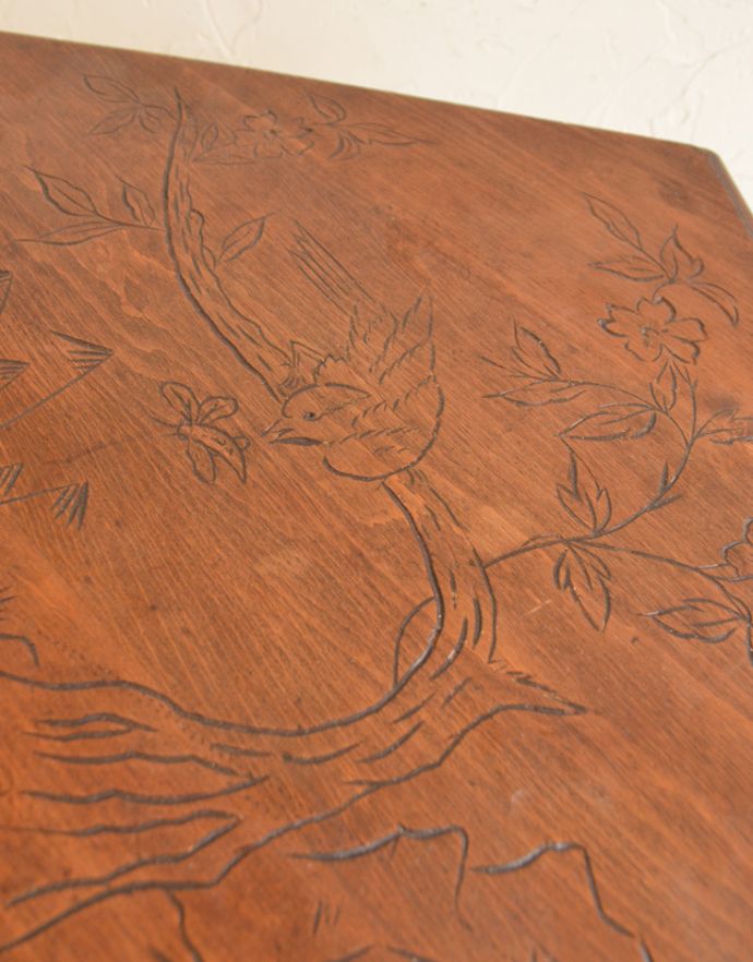 ソーイングボックス　アンティーク家具　フランスからやってきた小鳥が描かれたアンティークのソーイングボックス。天板を近づいてみると…天板には幸せを運んでくれそうな可愛い小鳥が描かれています。(j-974-f-2)