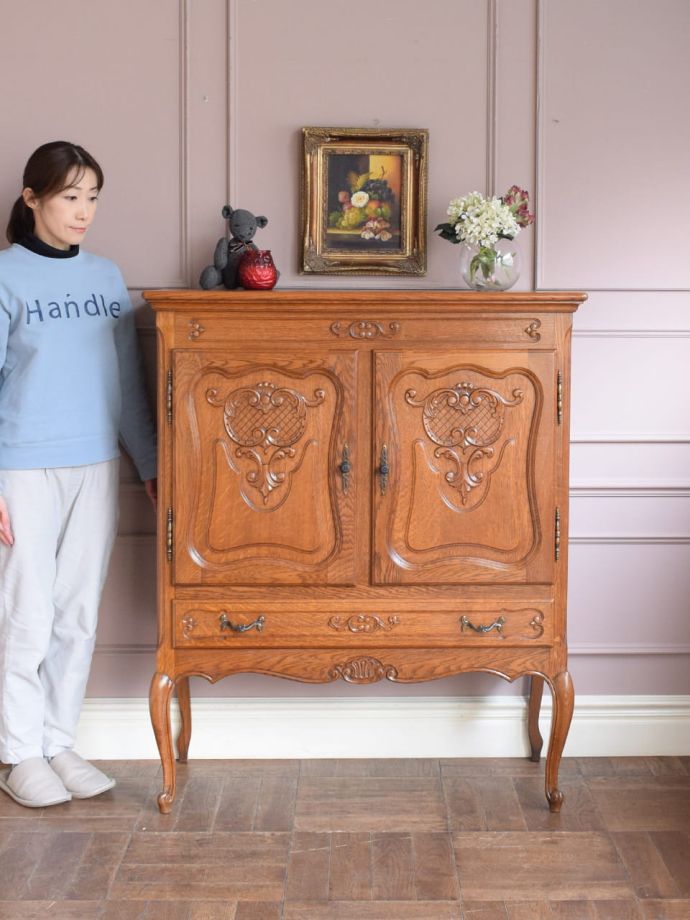 フランスの優雅なサイドボード