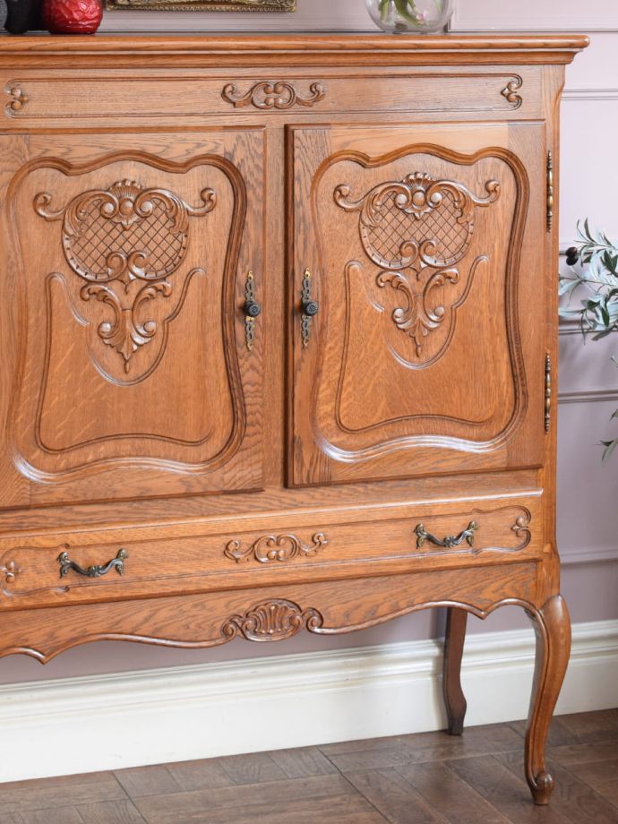 フランスのアンティークらしい美しい彫