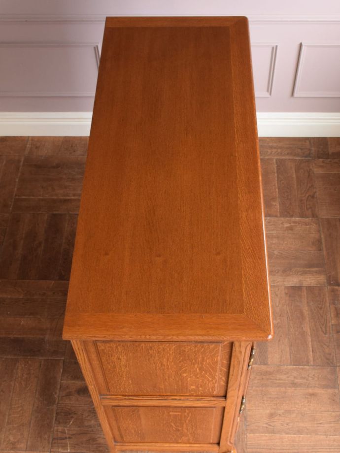 アンティークのサイドボードの天板