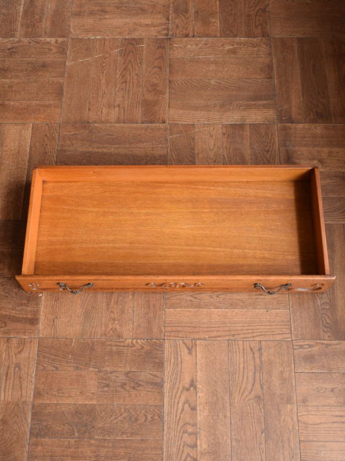 サイドボードの引き出しの中