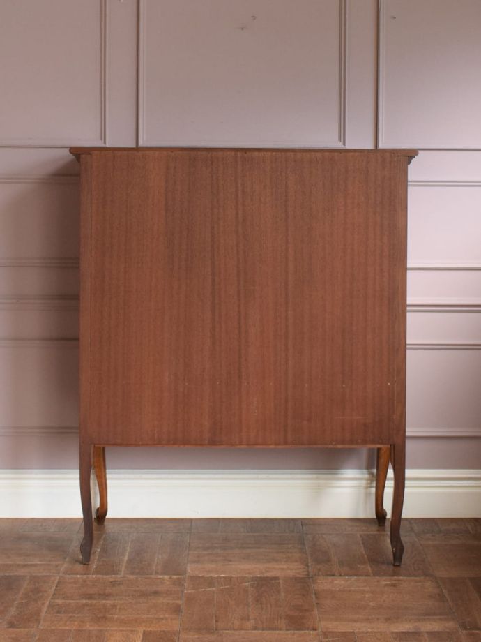 サイドボードの後ろ姿