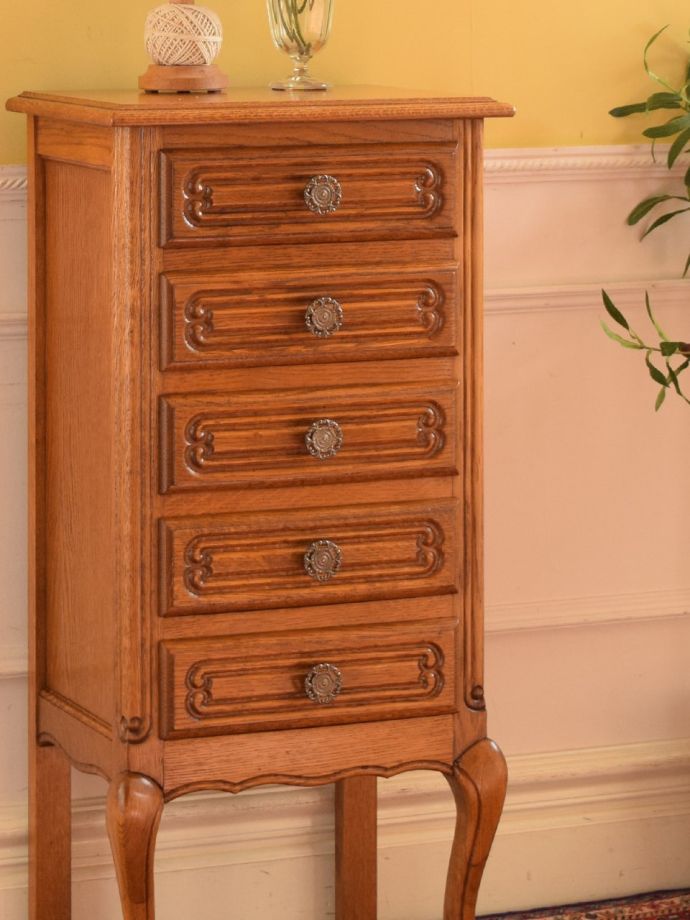 フランスアンティーク家具らしさが漂う装飾