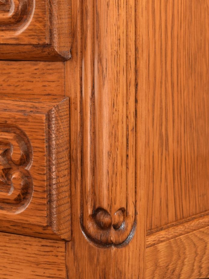 フランスの家具らしい優雅な彫