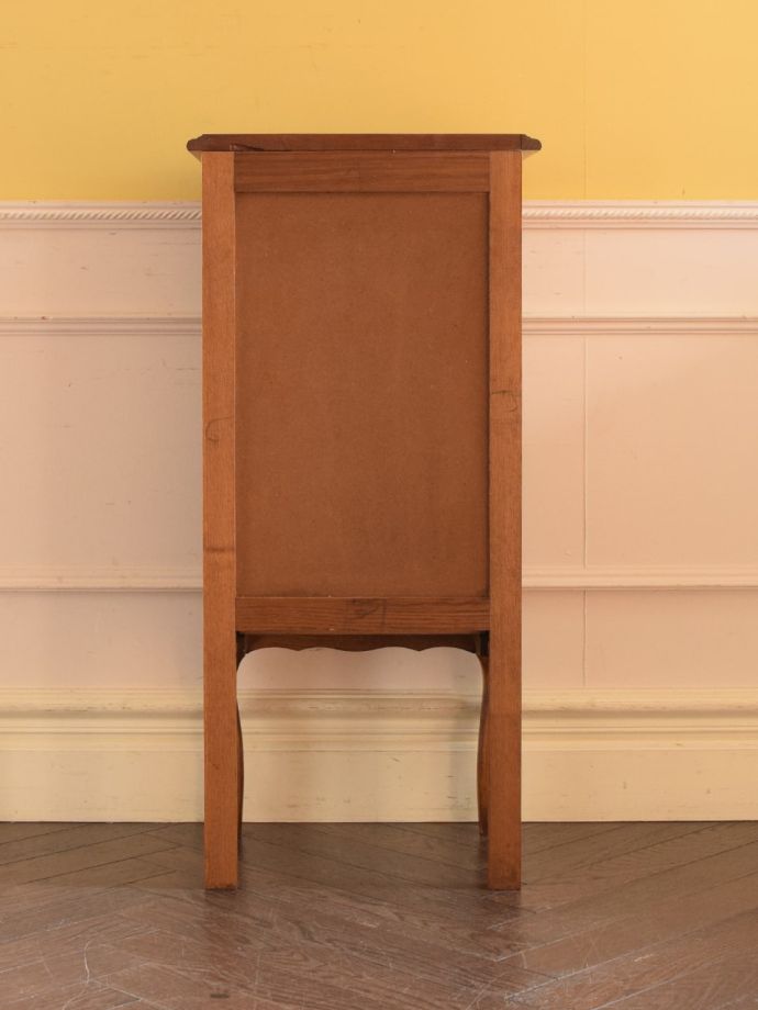 サイドチェストの後ろ姿