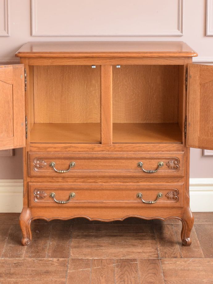 アンティークのサイドキャビネットの扉の中