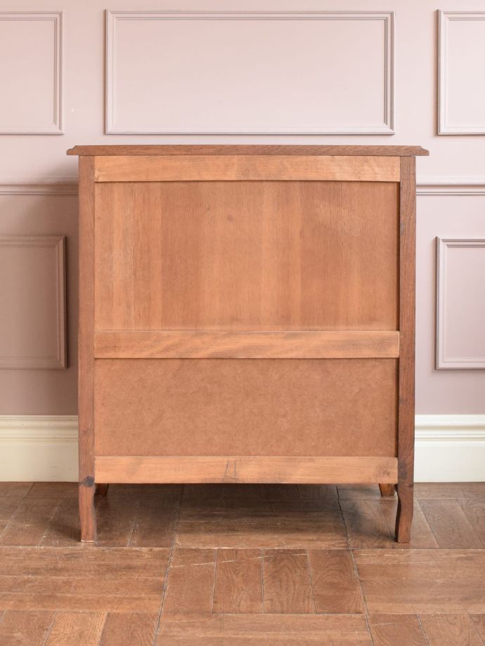 サイドキャビネットの後ろ姿