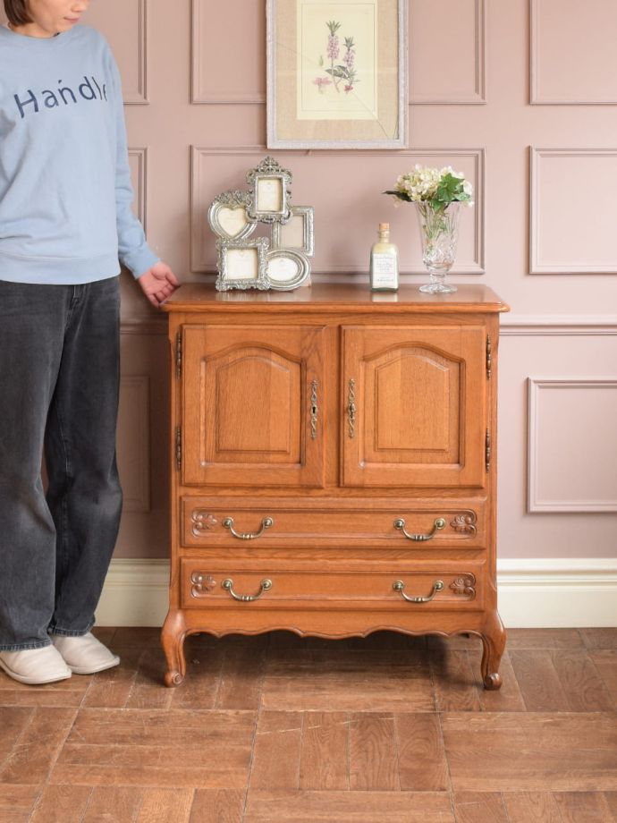 フランスの優雅なサイドキャビネット