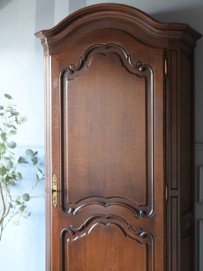 アンティーク家具らしさが漂うワードローブ