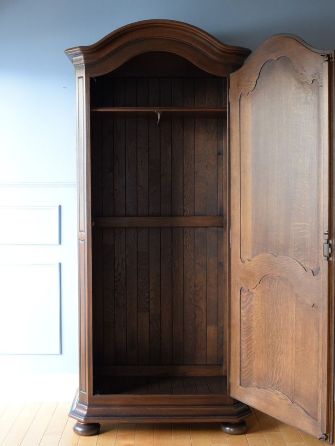 ワードローブの扉の中