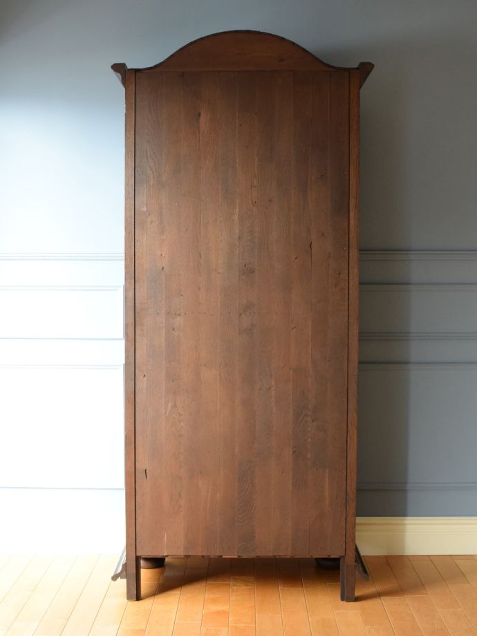 ワードローブの後ろ姿