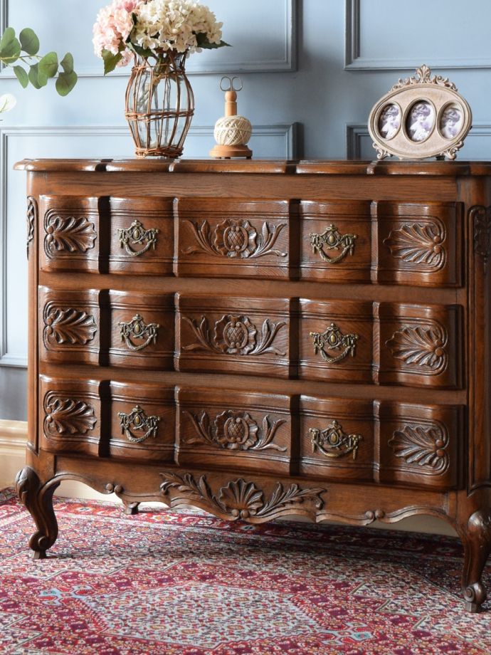 フランスの家具らしい美しいフォルム