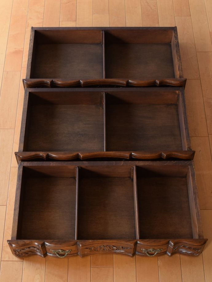 アンティークチェストの引き出しの中