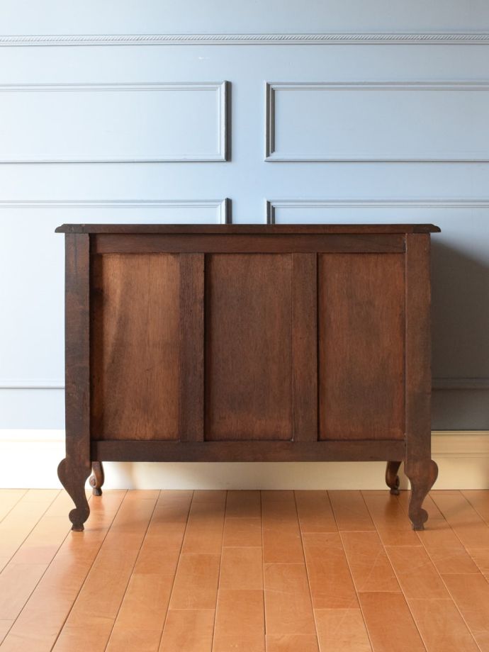 チェストの後ろ姿