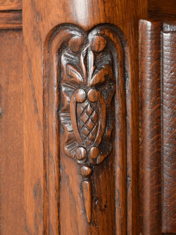 アンティークのチェストの装飾