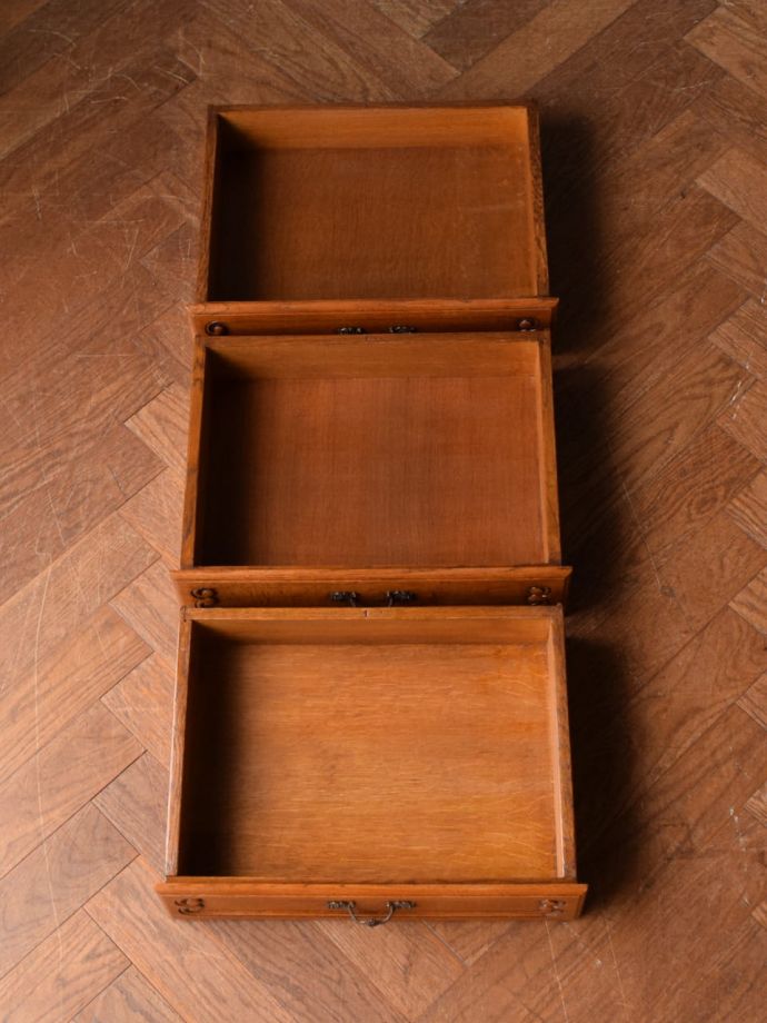 アンティークチェストの引き出し