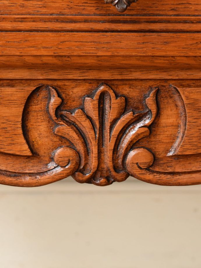 アンティークのチェストの装飾