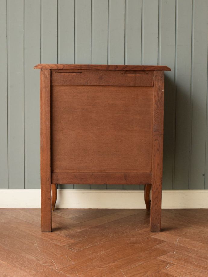 チェストの後ろ姿