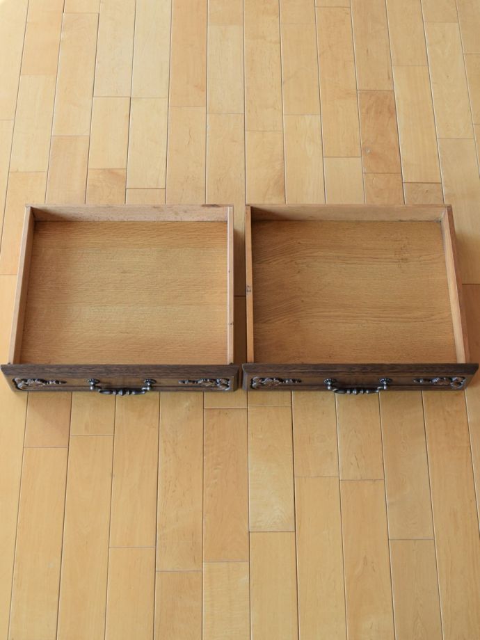 サイドボードの引き出しの中