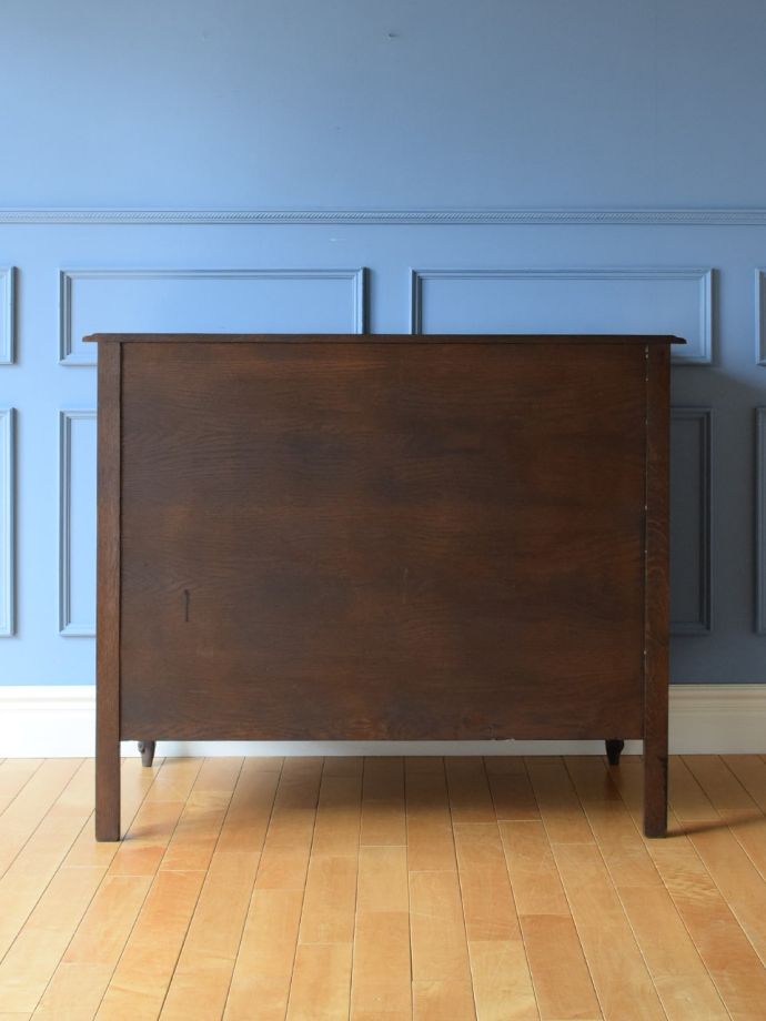 サイドボードの後ろ姿