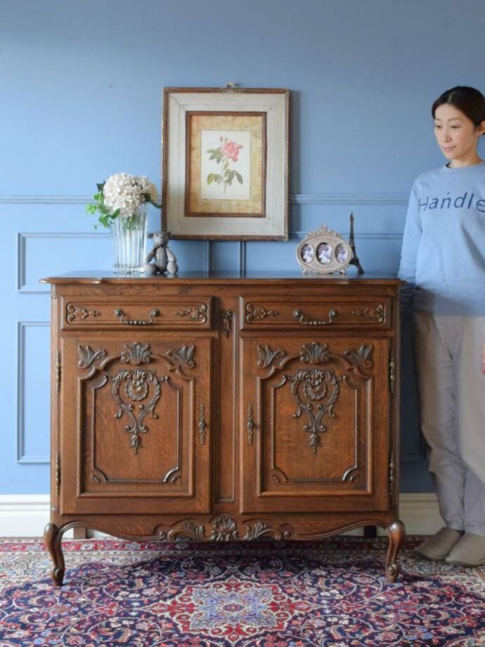 フランスの優雅なサイドボード