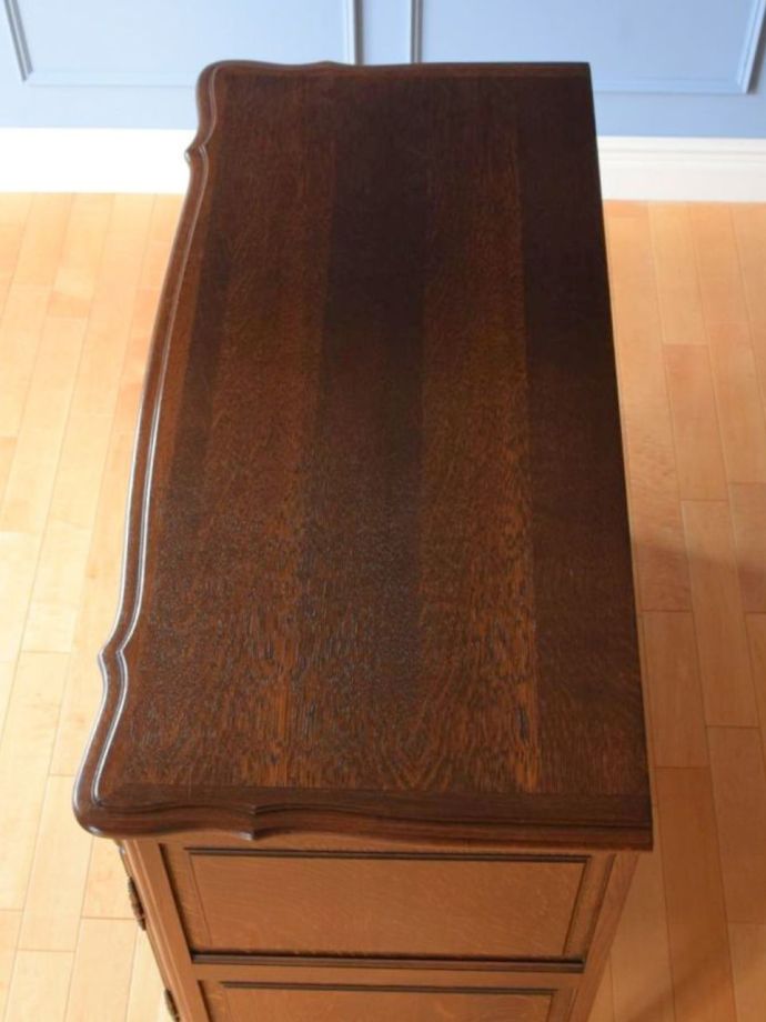 アンティークのサイドボードの天板